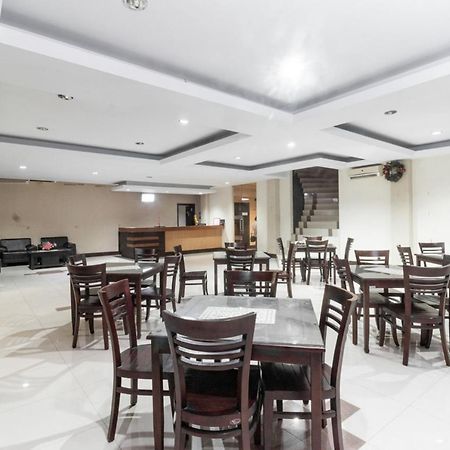 RedDoorz near Bahu Mall Manado Malalayang Exterior foto
