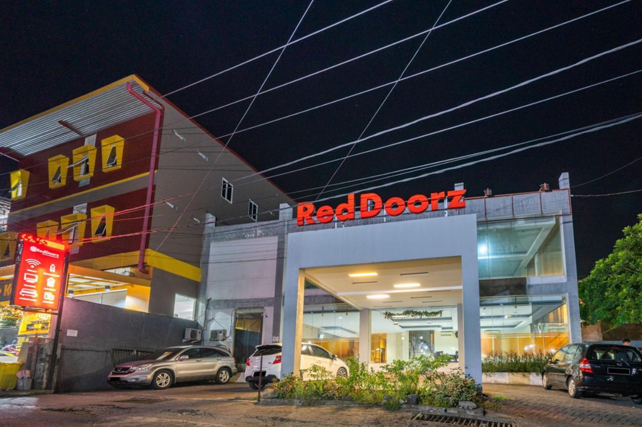 RedDoorz near Bahu Mall Manado Malalayang Exterior foto