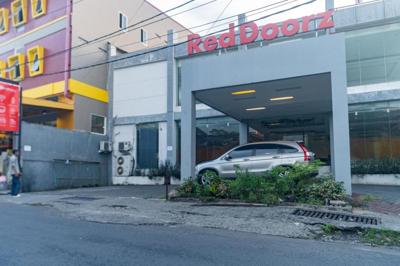 RedDoorz near Bahu Mall Manado Malalayang Exterior foto