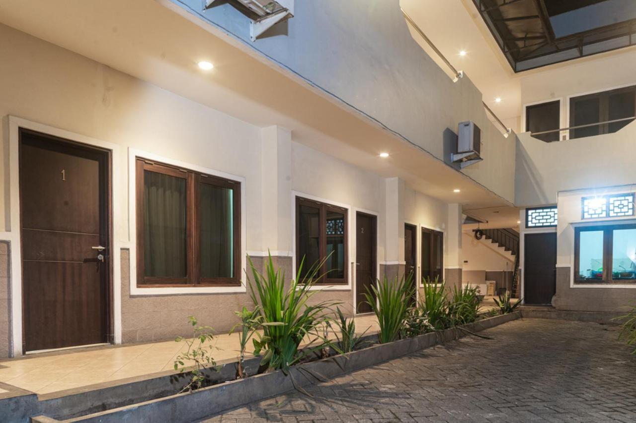 RedDoorz near Bahu Mall Manado Malalayang Exterior foto