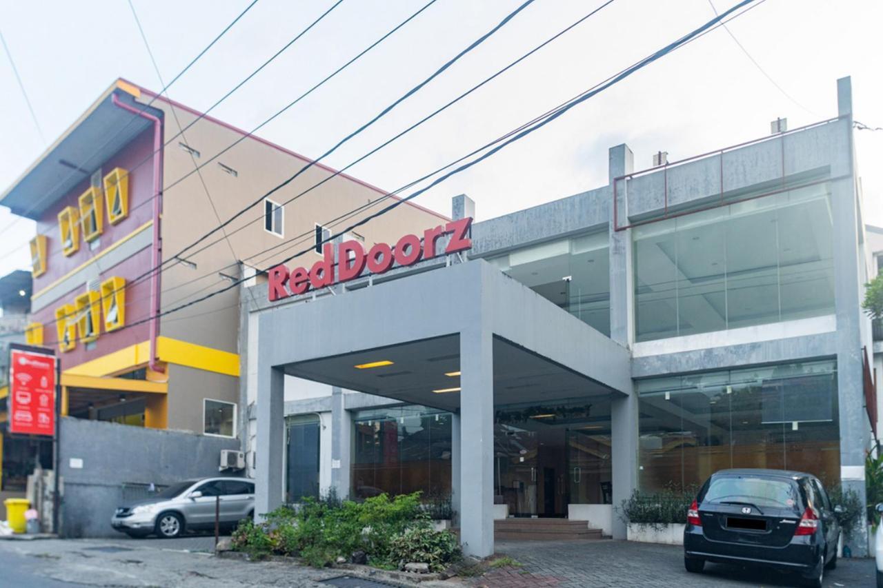 RedDoorz near Bahu Mall Manado Malalayang Exterior foto