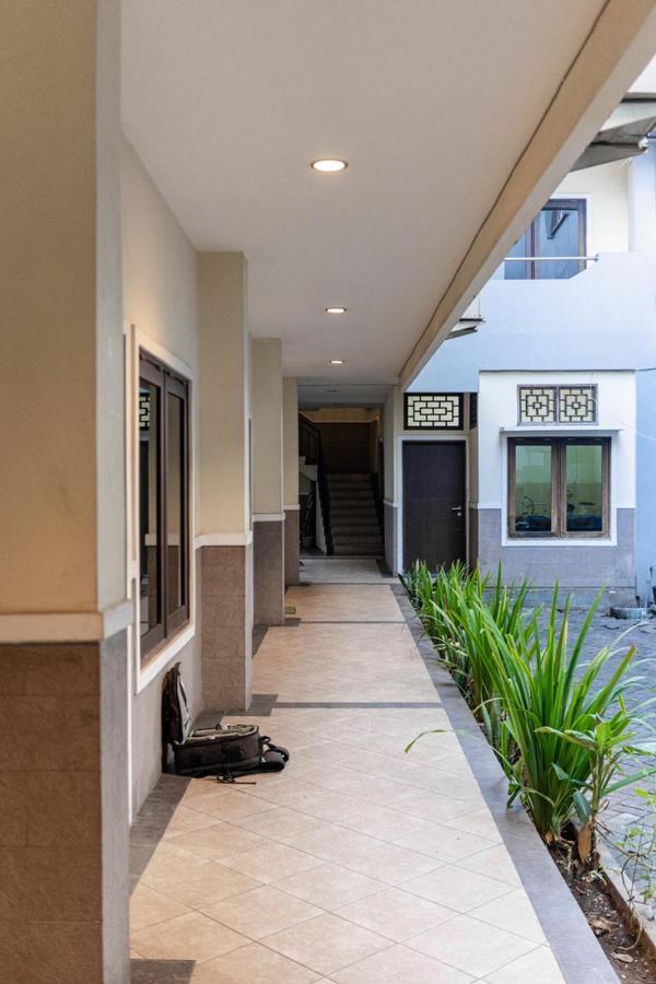RedDoorz near Bahu Mall Manado Malalayang Exterior foto