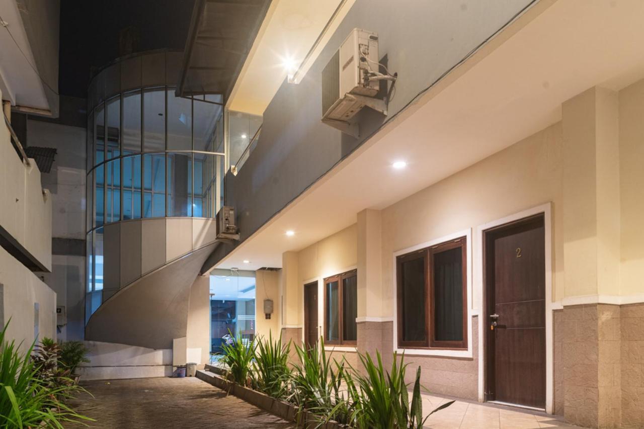 RedDoorz near Bahu Mall Manado Malalayang Exterior foto