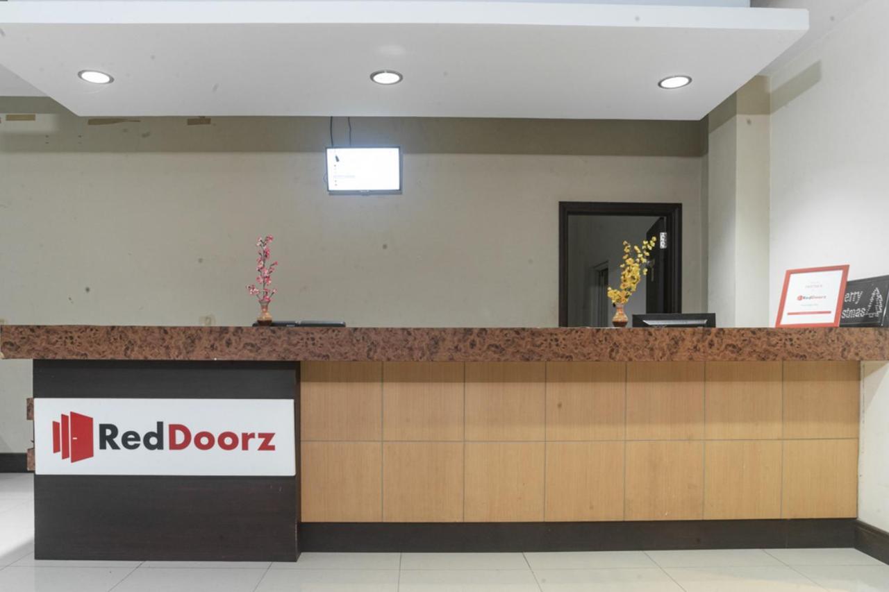 RedDoorz near Bahu Mall Manado Malalayang Exterior foto