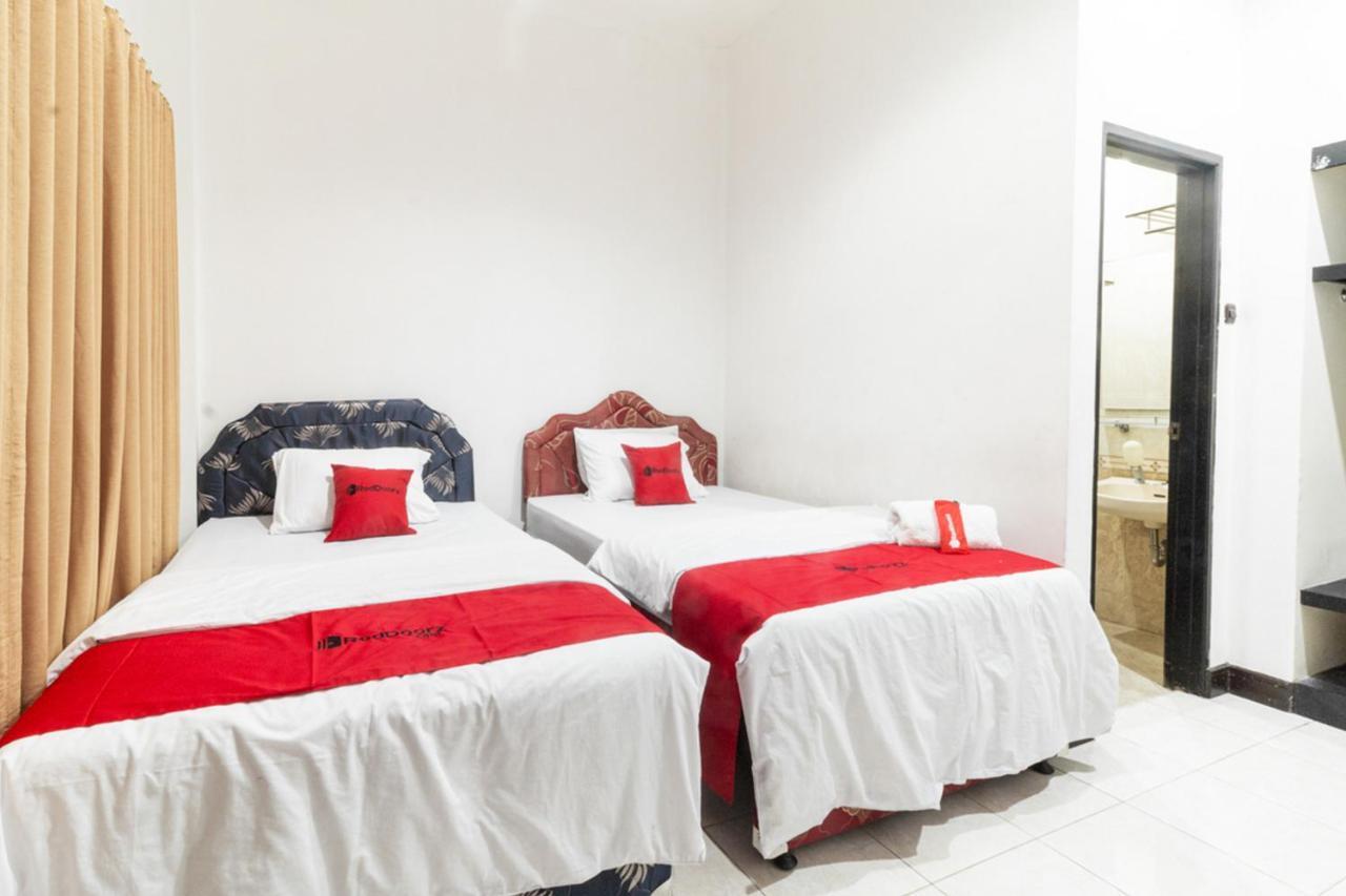 RedDoorz near Bahu Mall Manado Malalayang Exterior foto