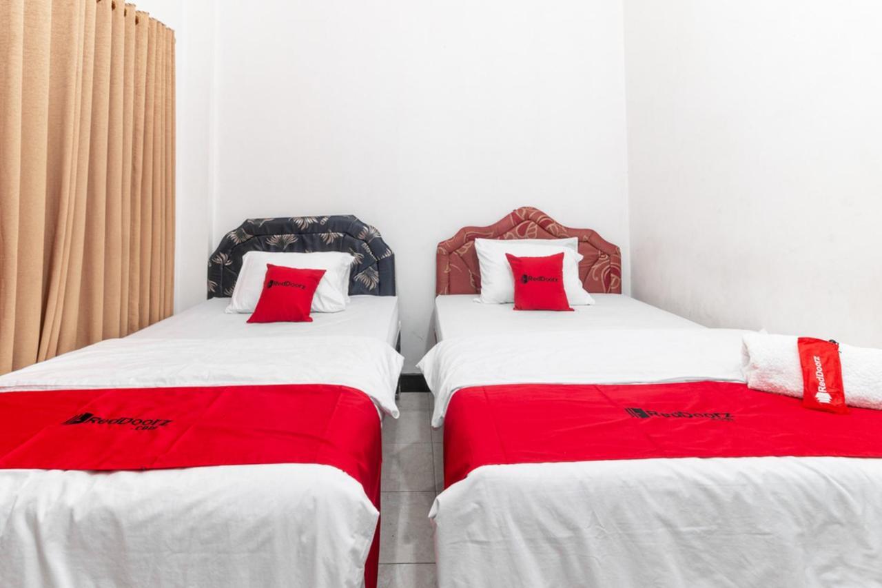 RedDoorz near Bahu Mall Manado Malalayang Exterior foto