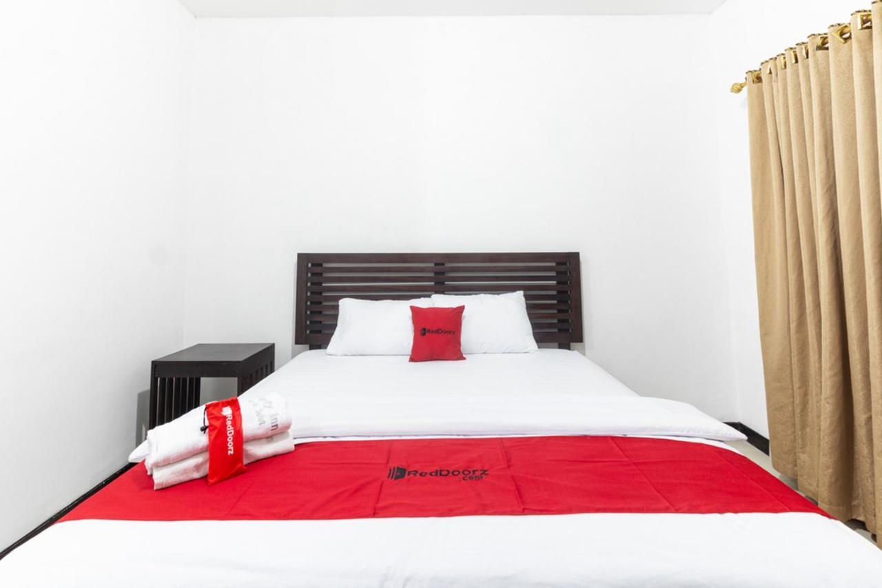 RedDoorz near Bahu Mall Manado Malalayang Exterior foto