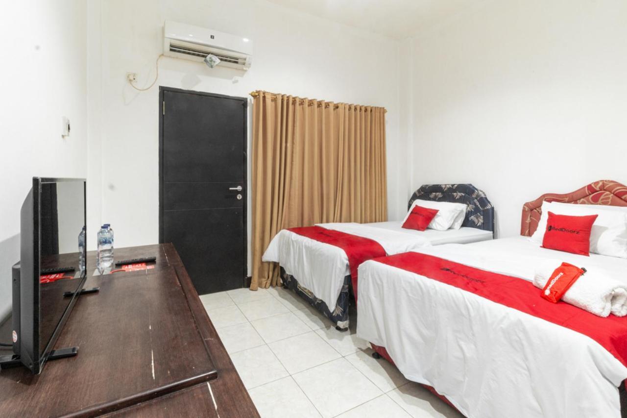 RedDoorz near Bahu Mall Manado Malalayang Exterior foto