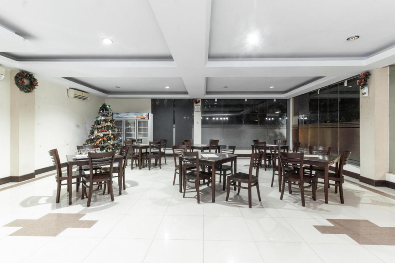 RedDoorz near Bahu Mall Manado Malalayang Exterior foto