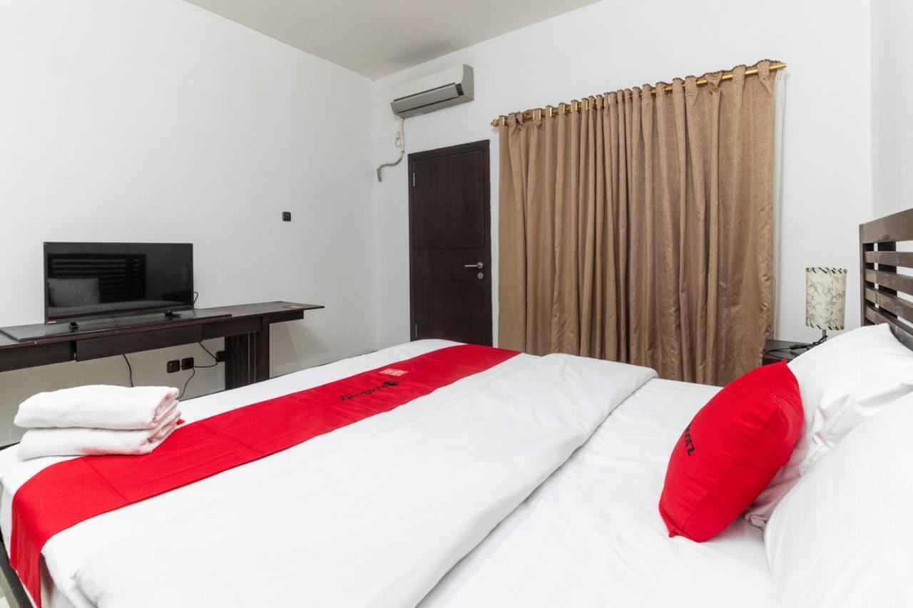 RedDoorz near Bahu Mall Manado Malalayang Exterior foto